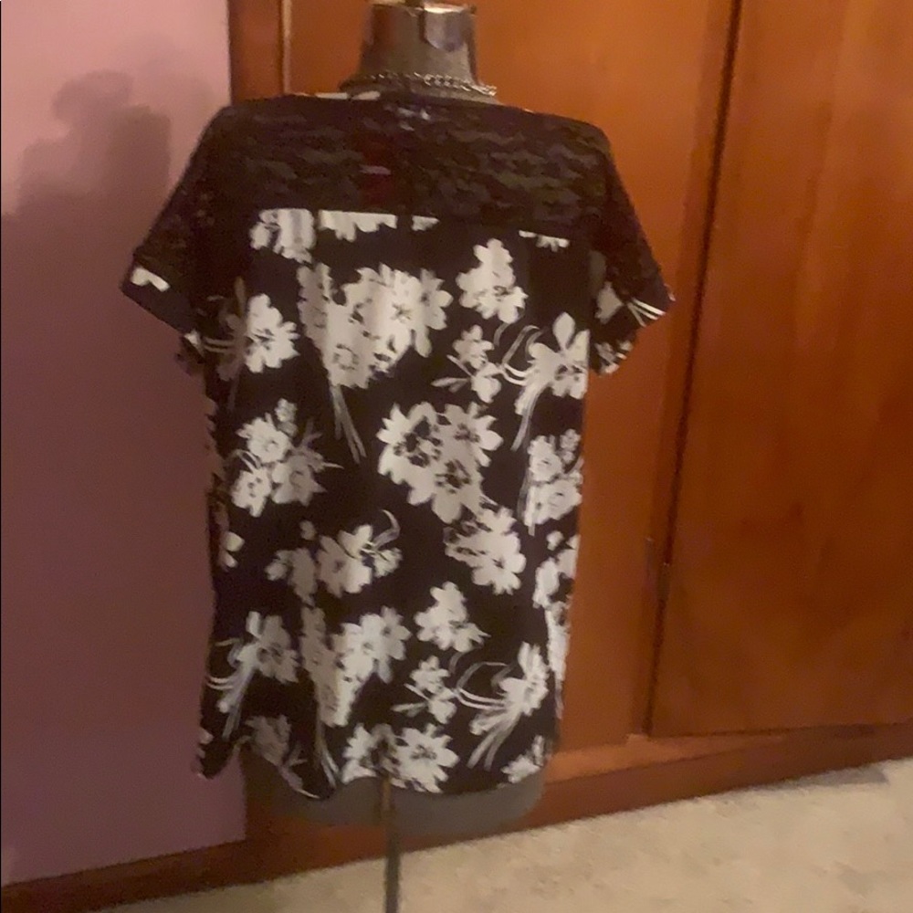 Stunning floral top!!! - Picture 3 of 5
